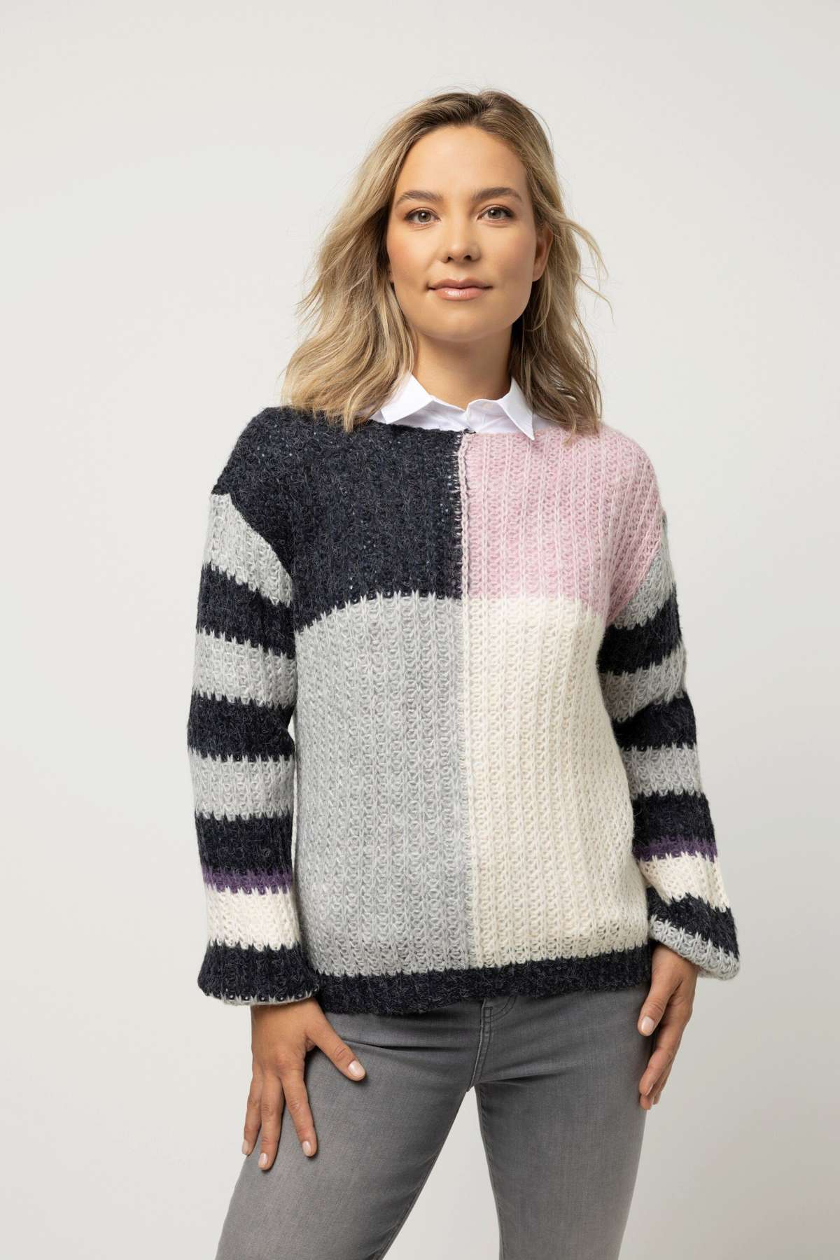 Вязаный пуловер-свитер оверсайз с круглым вырезом и длинными рукавами.