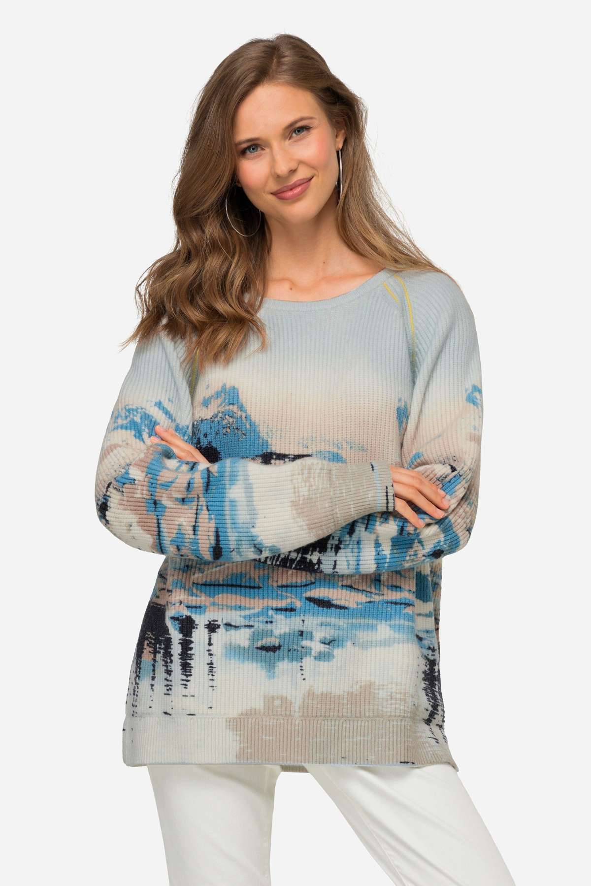 Вязаный свитер-пуловер с морским принтом, круглым вырезом и длинными рукавами.