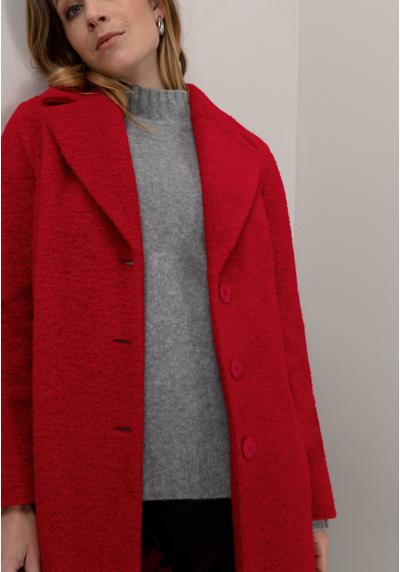 Короткое пальто GITTA из мягкой ткани модного цвета.