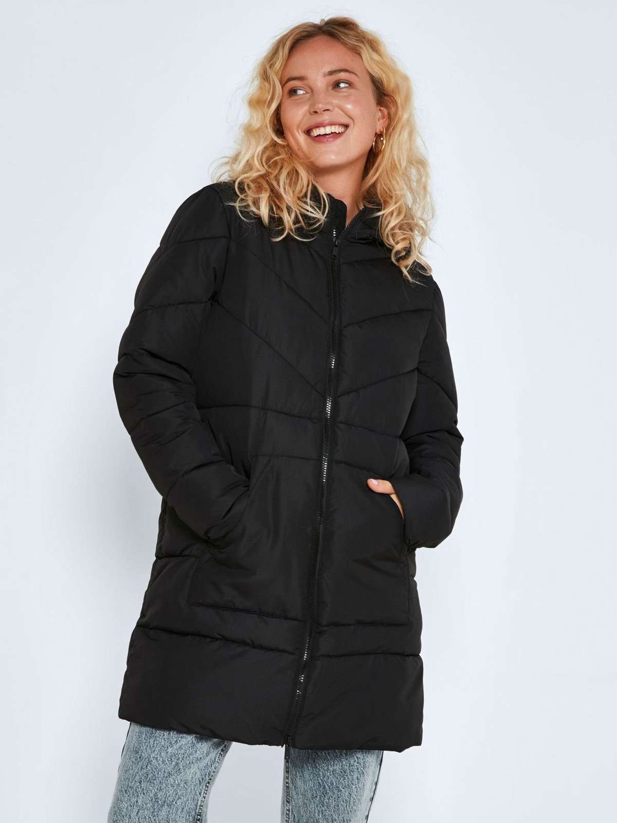 Зимняя куртка длинная стеганая куртка NMDALCON 4272 черного цвета