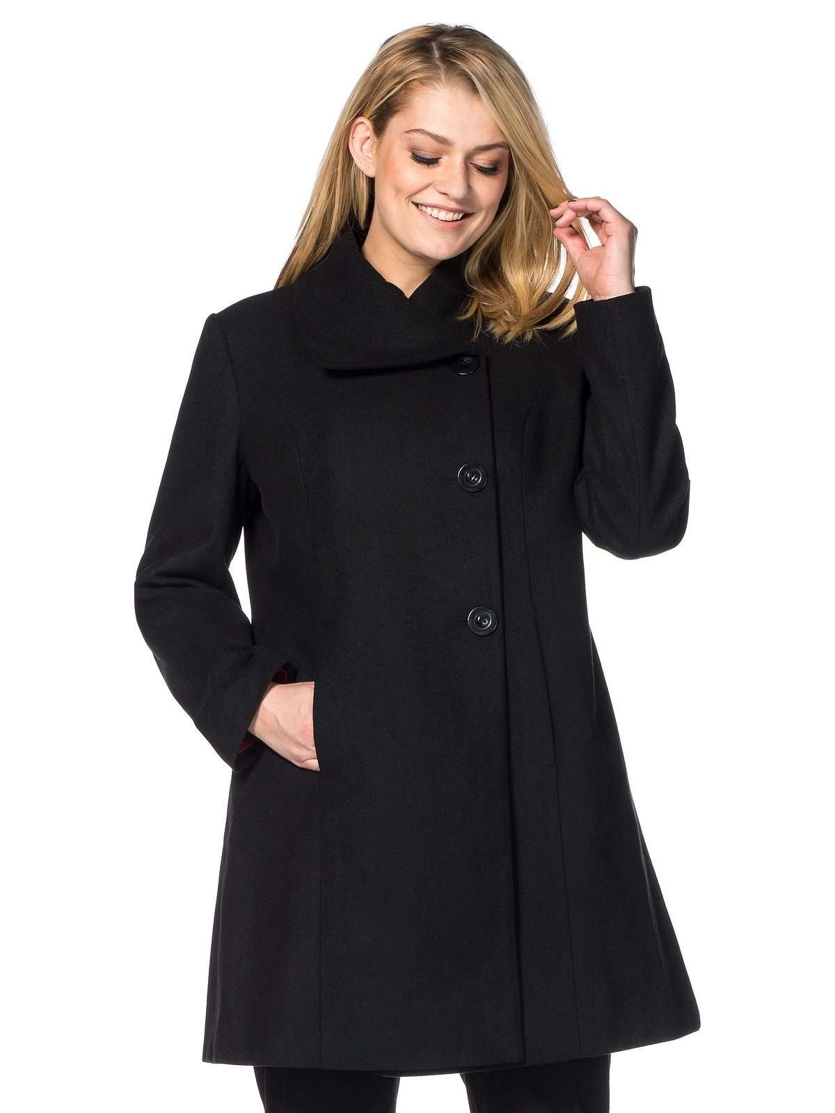 Короткое пальто больших размеров с асимметричным воротником и планкой на пуговицах.