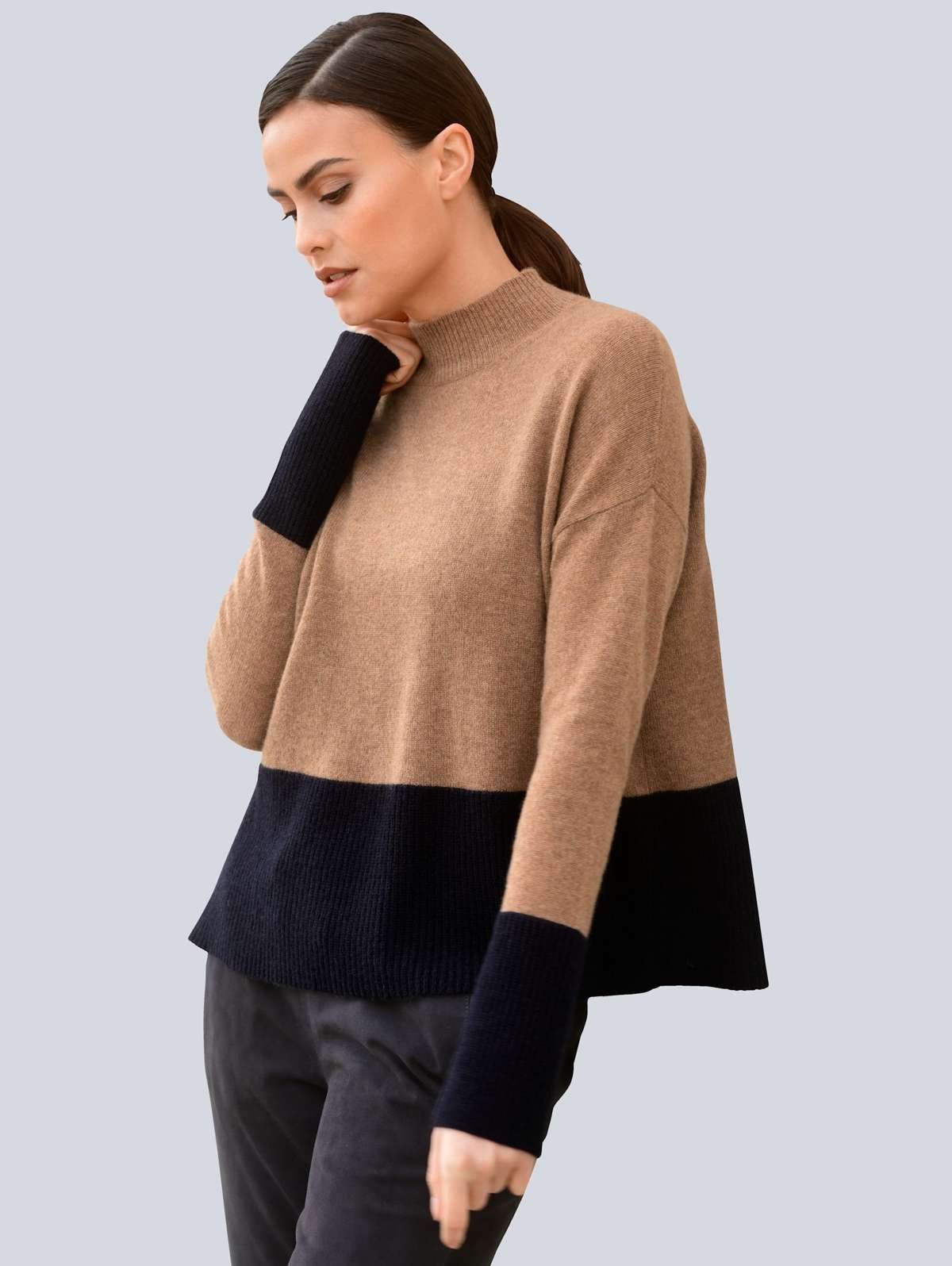 Вязаный пуловер в модной цветовой гамме.