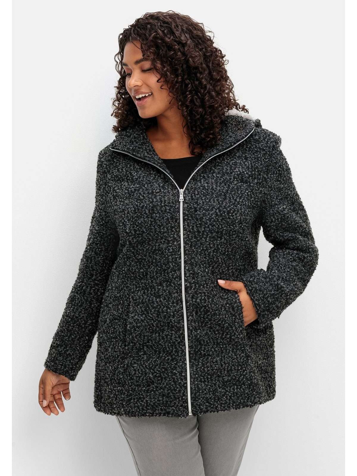 Короткое пальто больших размеров в шерстяном исполнении.