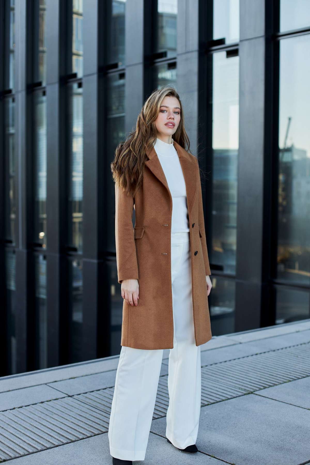 Короткое пальто Felina из высококачественной смеси кашемира и шерсти.