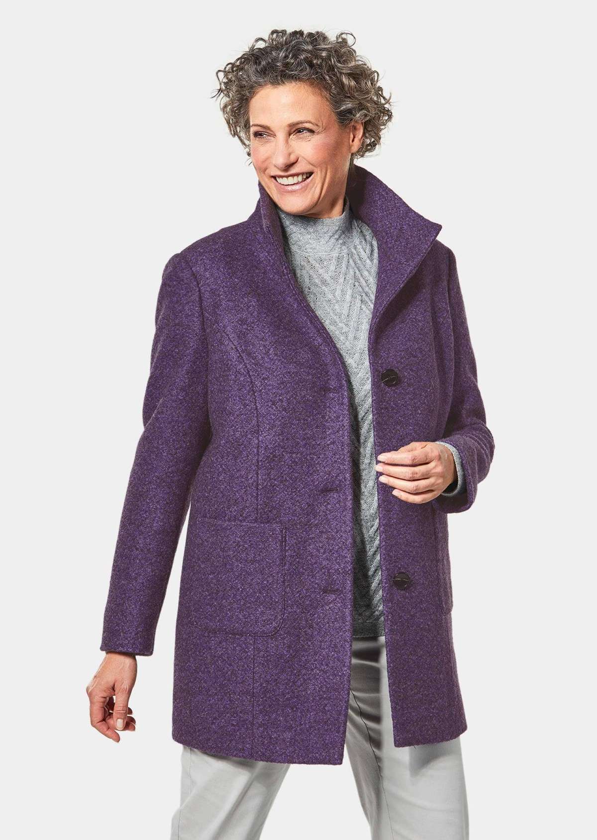 Короткое пальто: пушистое шерстяное пальто современного вида.