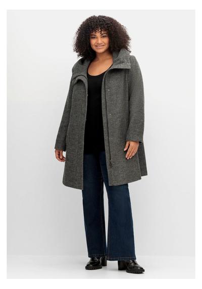 Короткое пальто больших размеров с большим капюшоном.