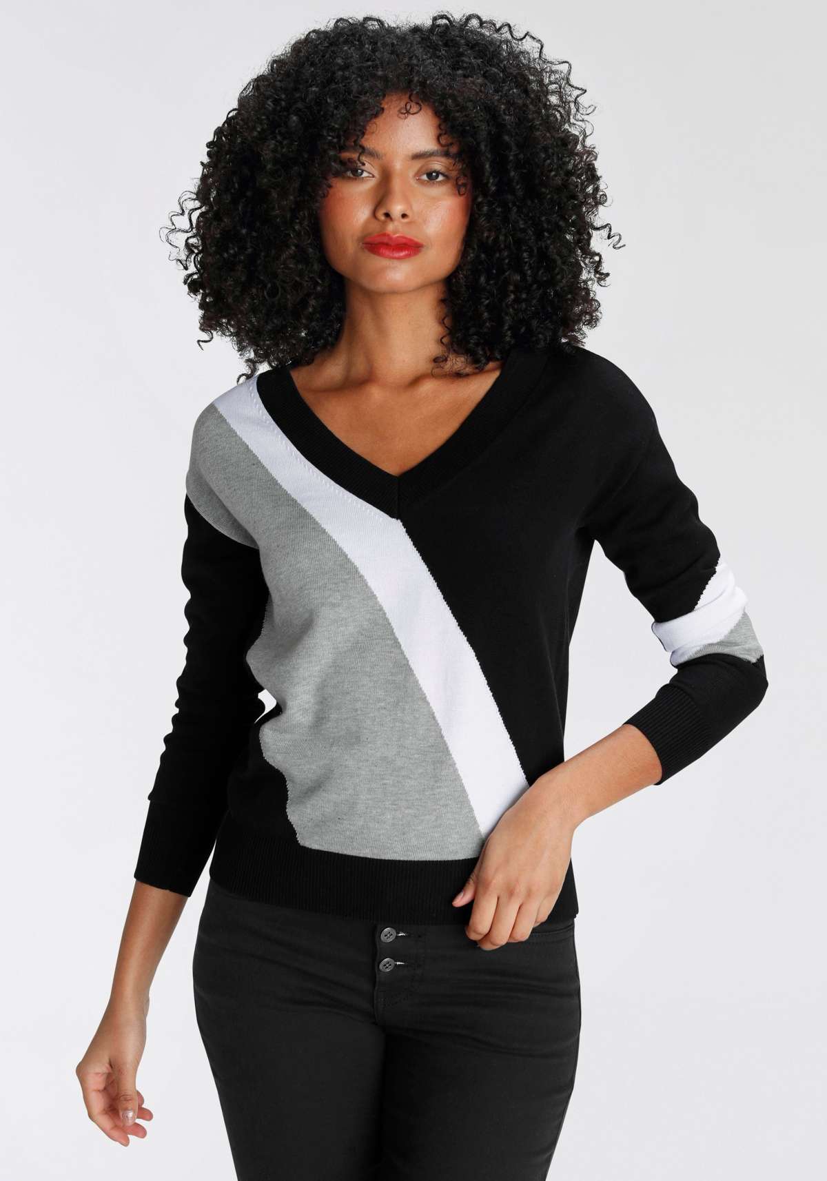 Полосатый свитер с модной диагональной цветовой блокировкой.