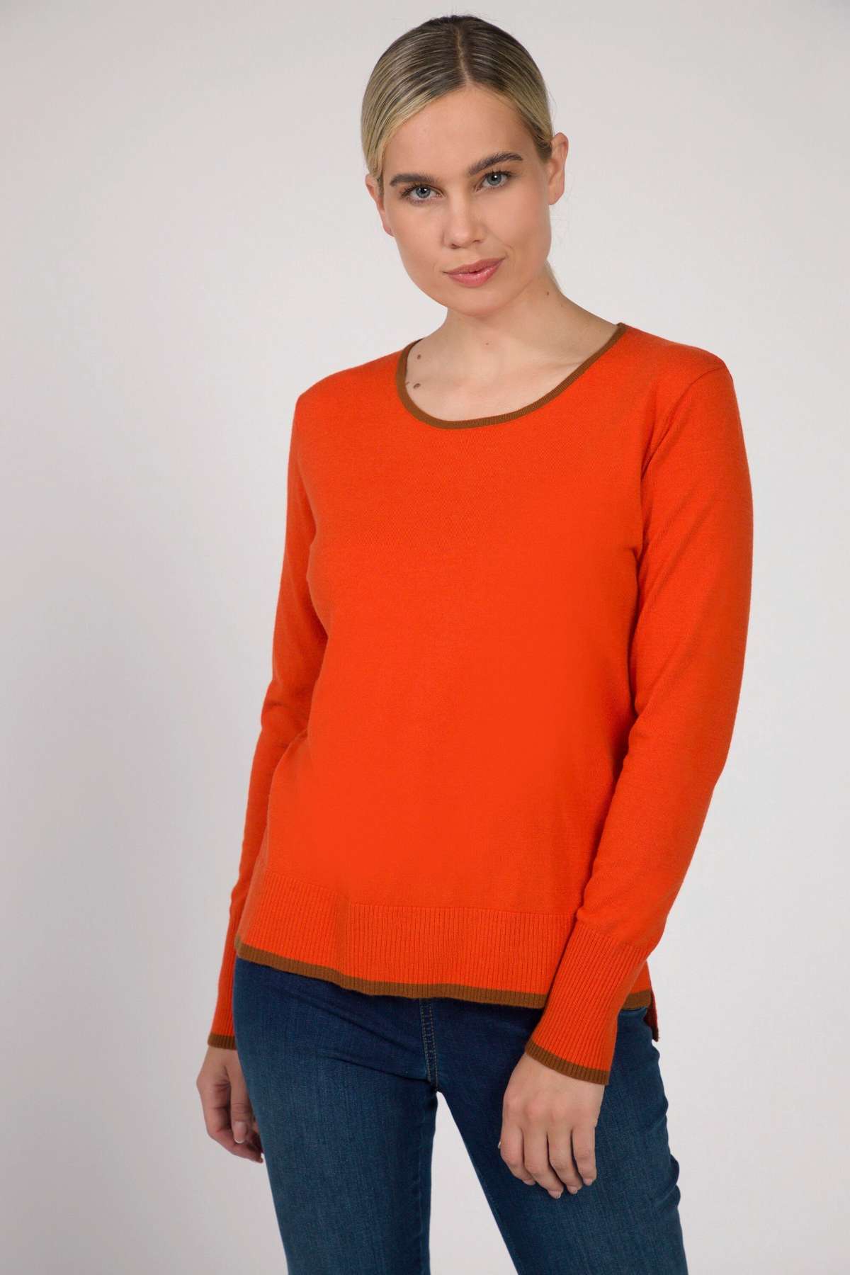 Вязаный свитер-пуловер с цветными краями, круглым вырезом и длинным рукавом