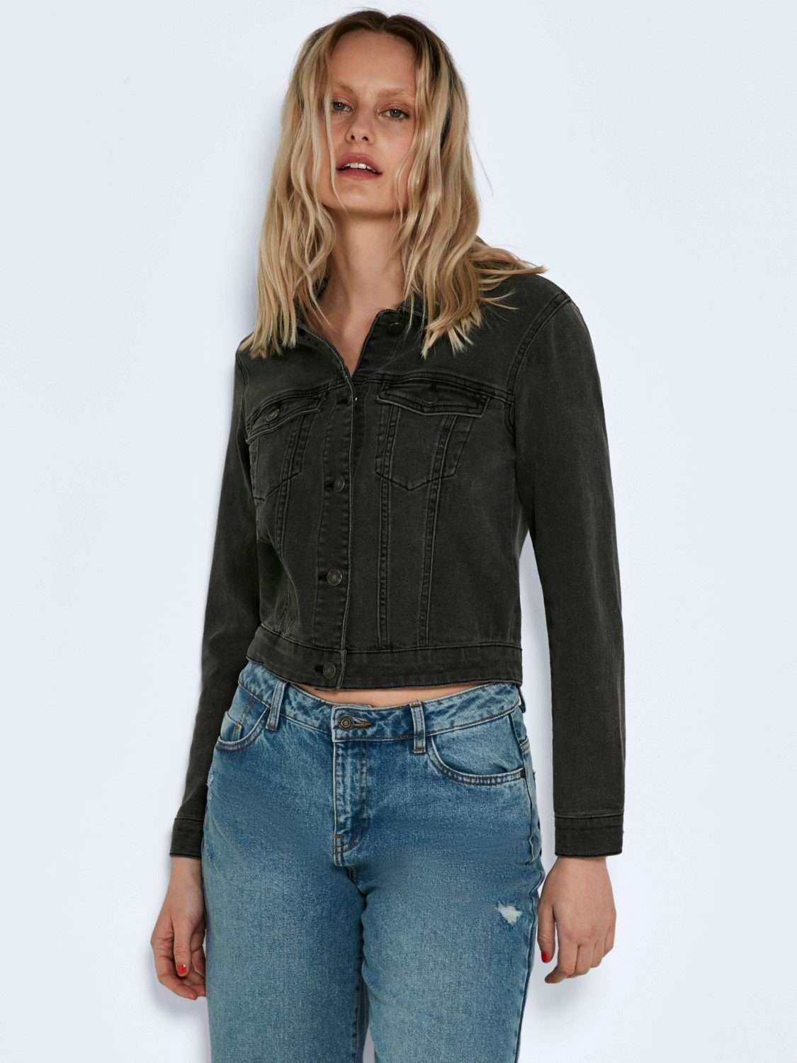 Джинсовая куртка Короткая базовая джинсовая куртка NMDEBRA (1-St) 4200 серого цвета