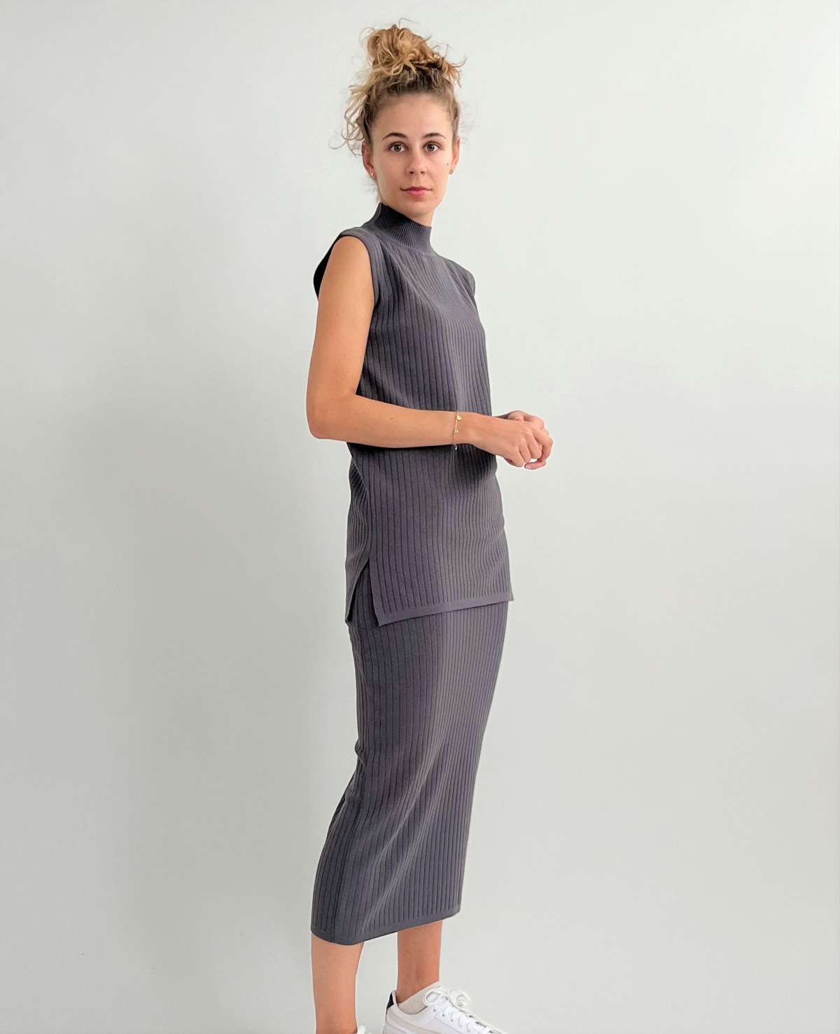 Трикотажная юбка рубчатой вязки с эластичным поясом из вискозы стрейч.