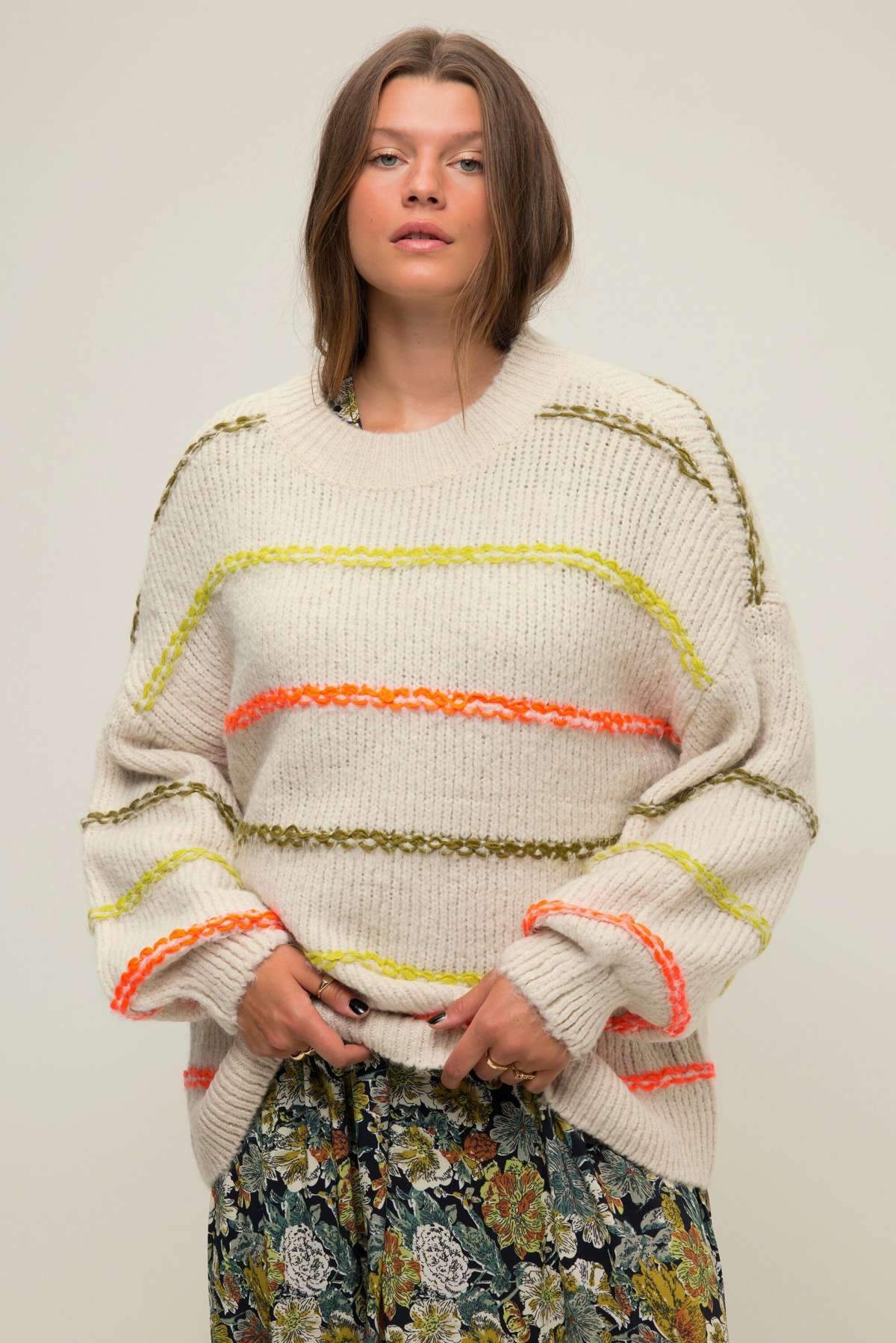 Вязаный свитер-пуловер оверсайз крупной вязки в цветную полоску вокруг шеи