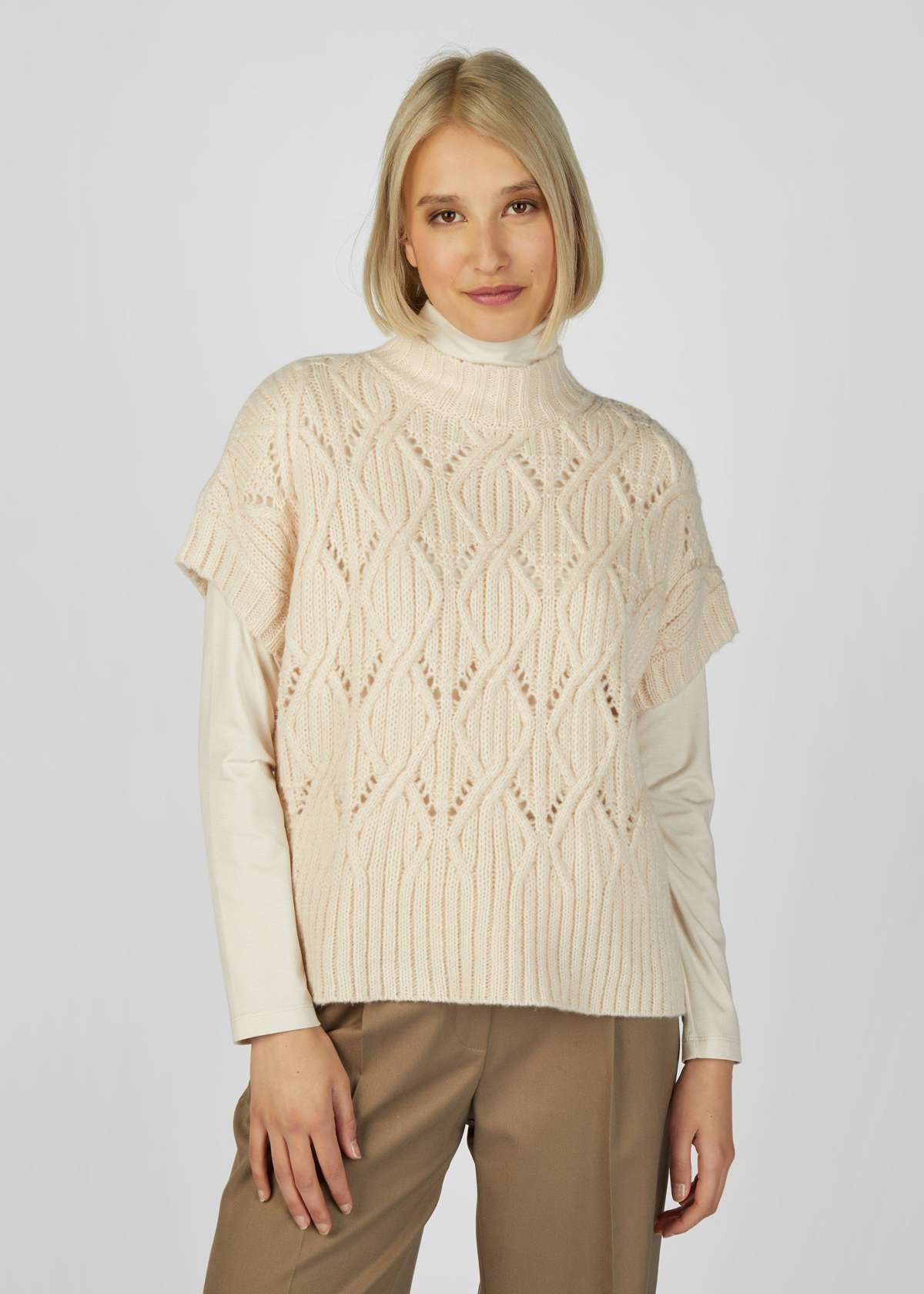 Вязаный свитер-майка