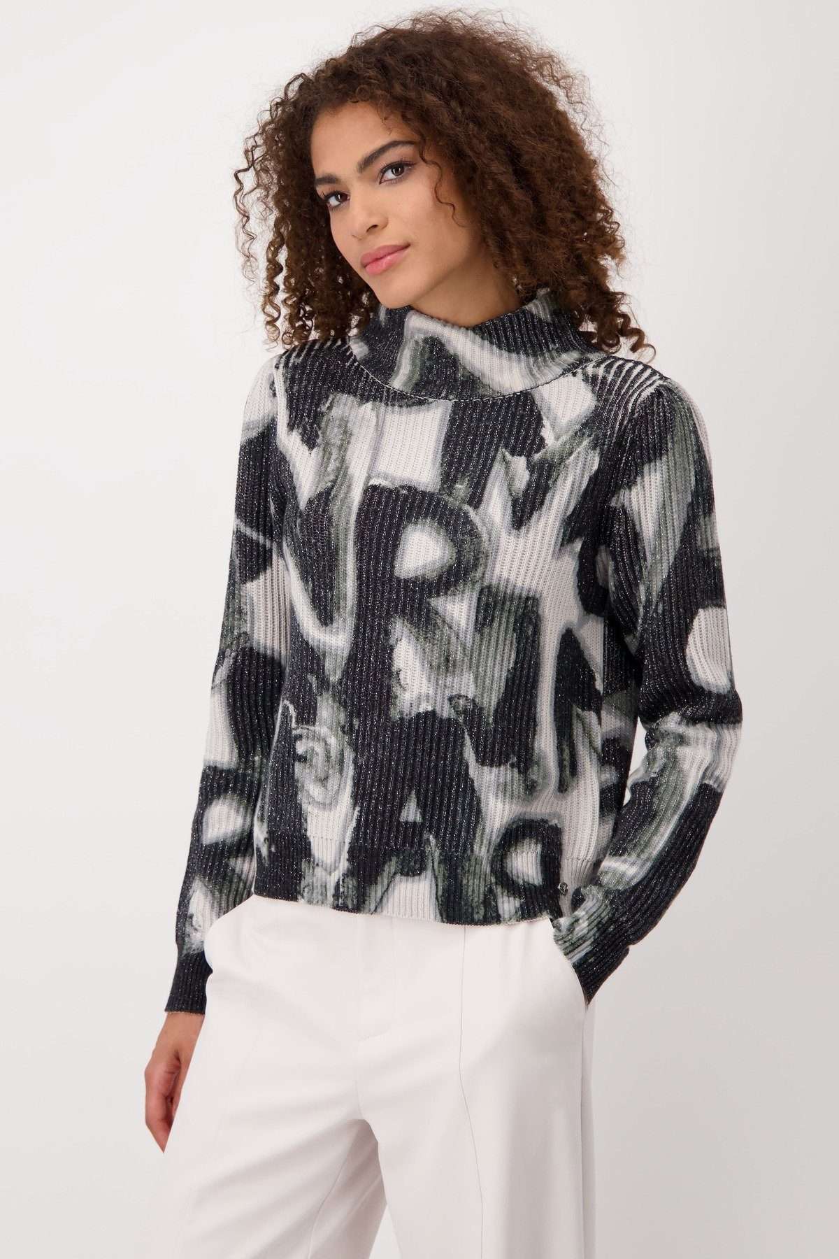 Вязаный свитер-пуловер с буквами в жемчужный узор