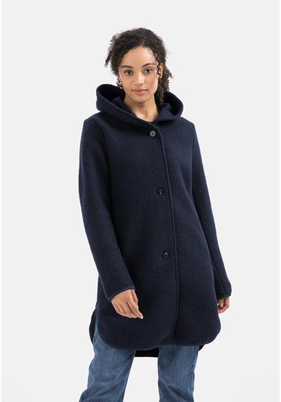 Короткое пальто из смесовой натуральной шерсти с капюшоном.