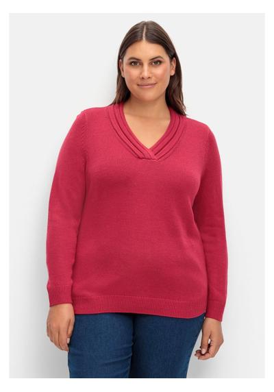 Вязаный свитер больших размеров с изысканным V-образным вырезом.