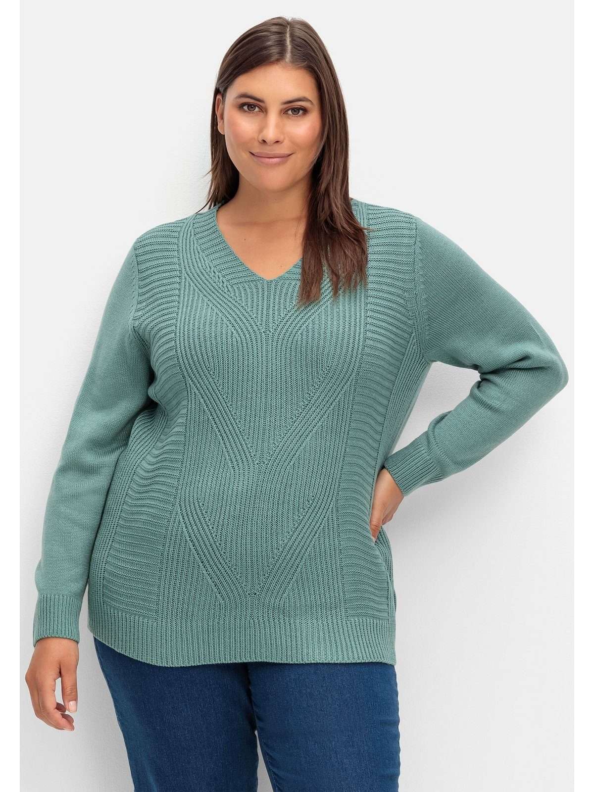 Вязаный свитер больших размеров с узором косой вязки спереди.