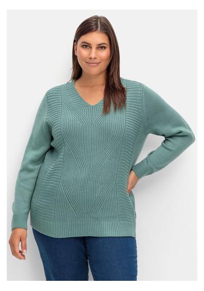 Вязаный свитер больших размеров с узором косой вязки спереди.