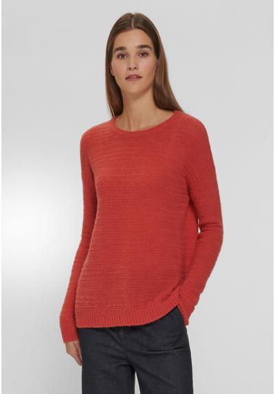 Вязаный свитер из альпаки современного дизайна.