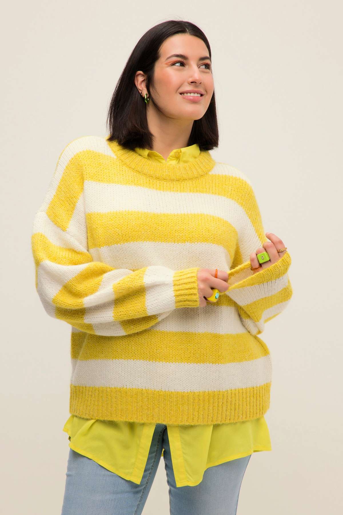 Вязаный свитер пуловер оверсайз в полоску с круглым вырезом и длинными рукавами