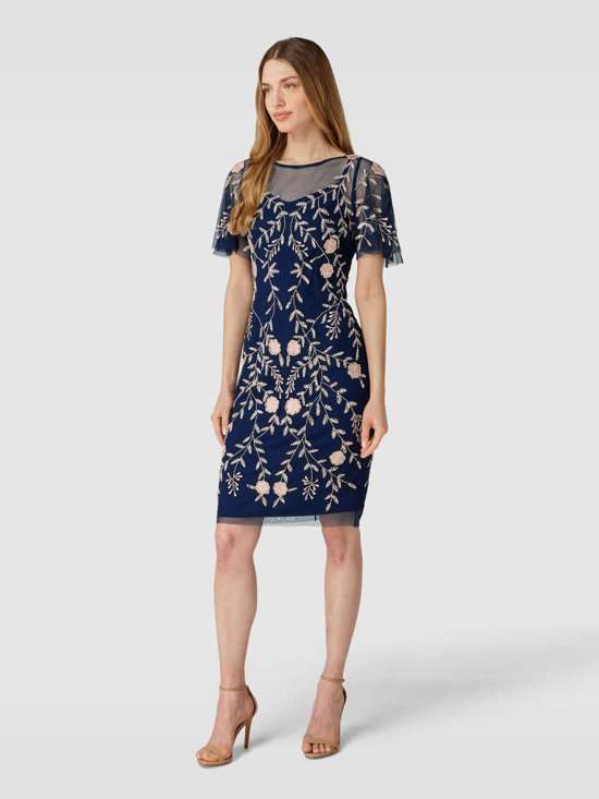 Коктейльное платье с узором по всей поверхности