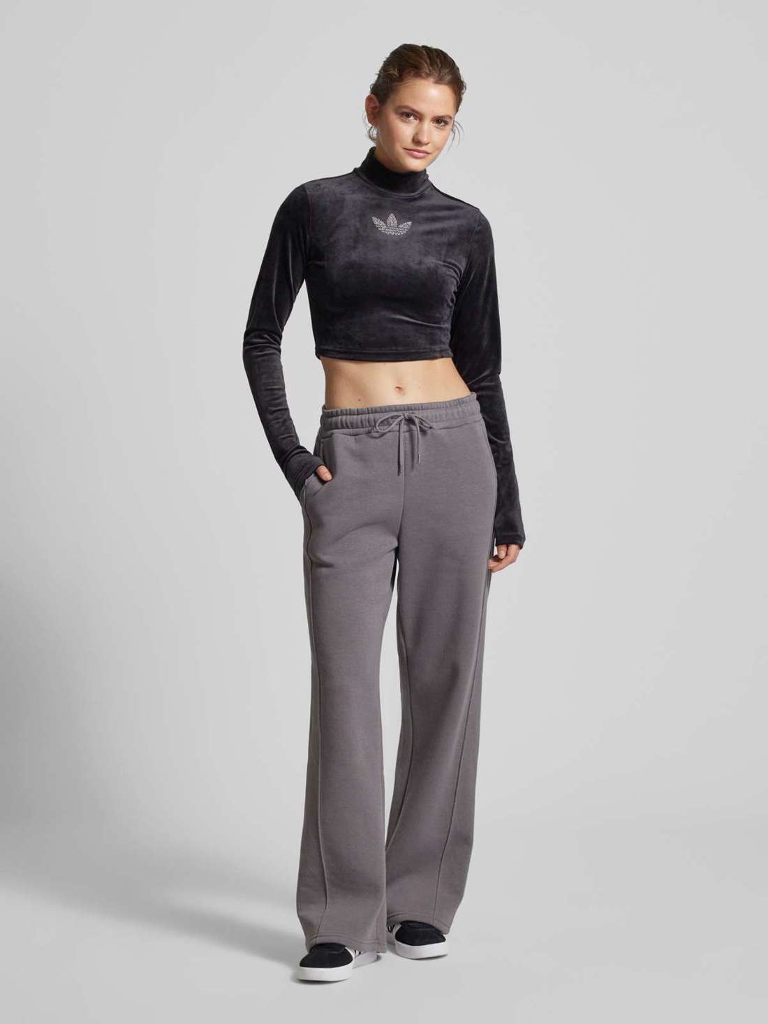 Укороченный свитшот с воротником стойкой и отделкой декоративными камнями