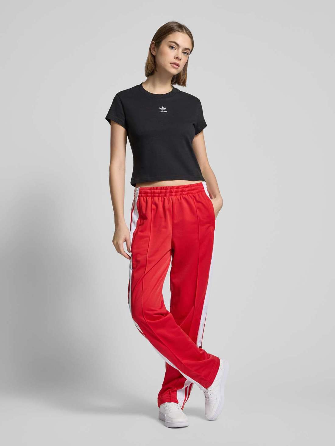 Футболка с вышивкой этикетки