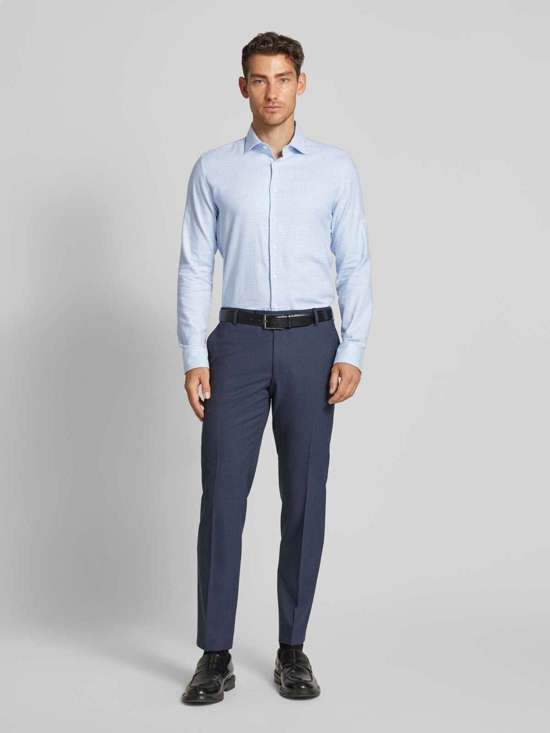 Деловая рубашка приталенного кроя с воротником «Кент»