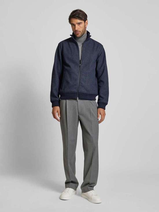 Толстовка с воротником стойкой