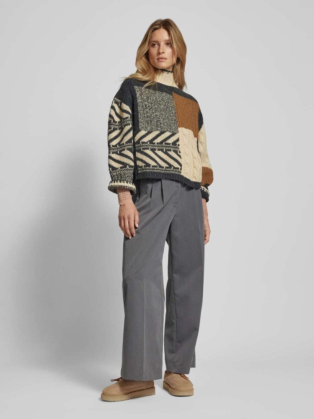 Вязаный свитер с воротником стойкой