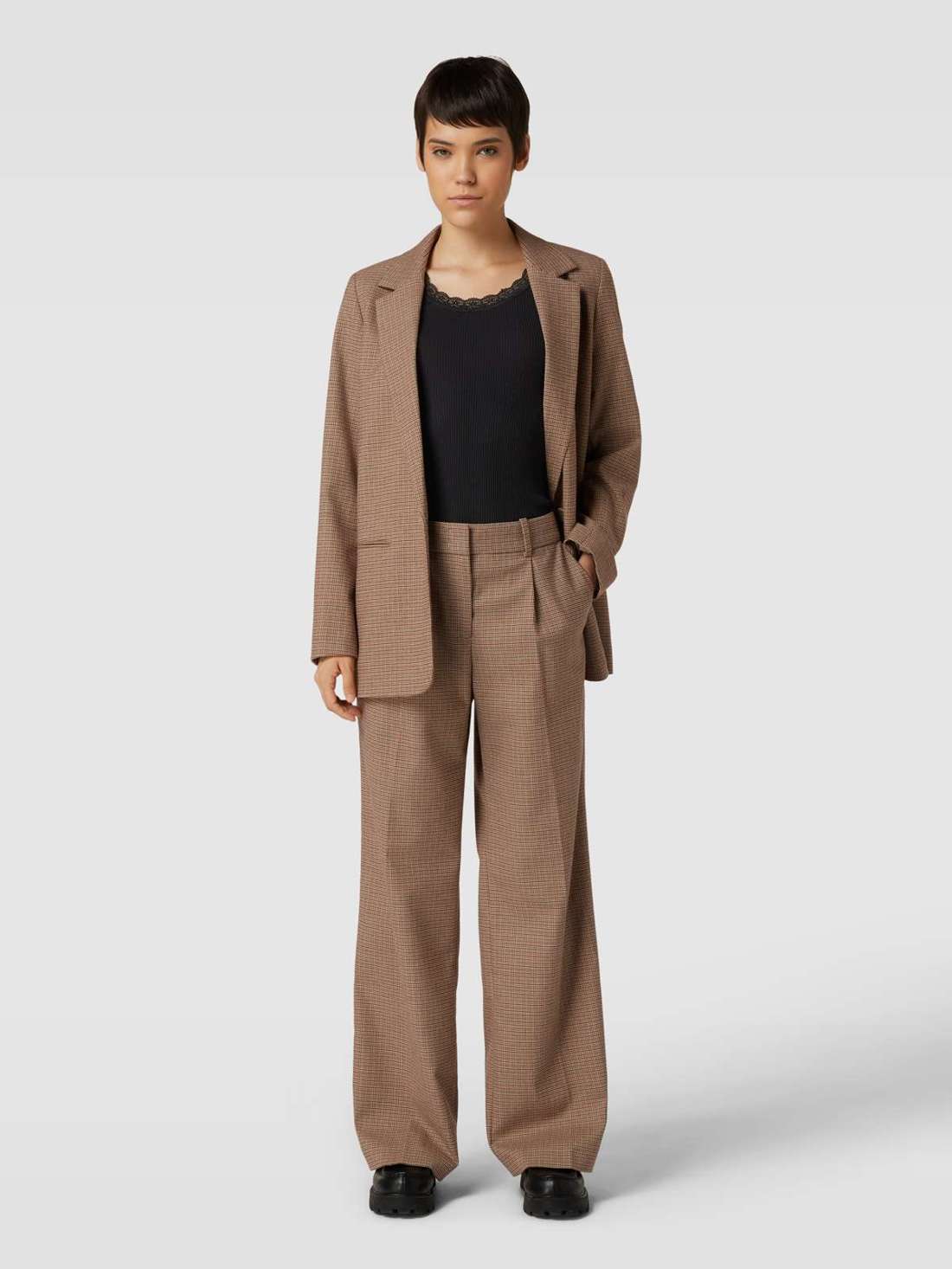 Топ с кружевной отделкой Sarona