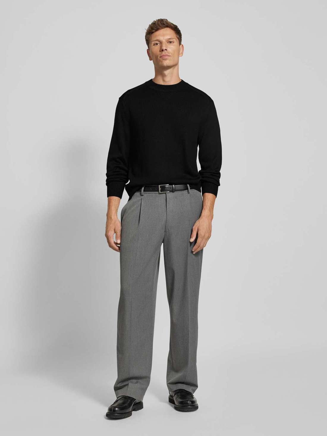 Вязаный свитер с ребристыми манжетами