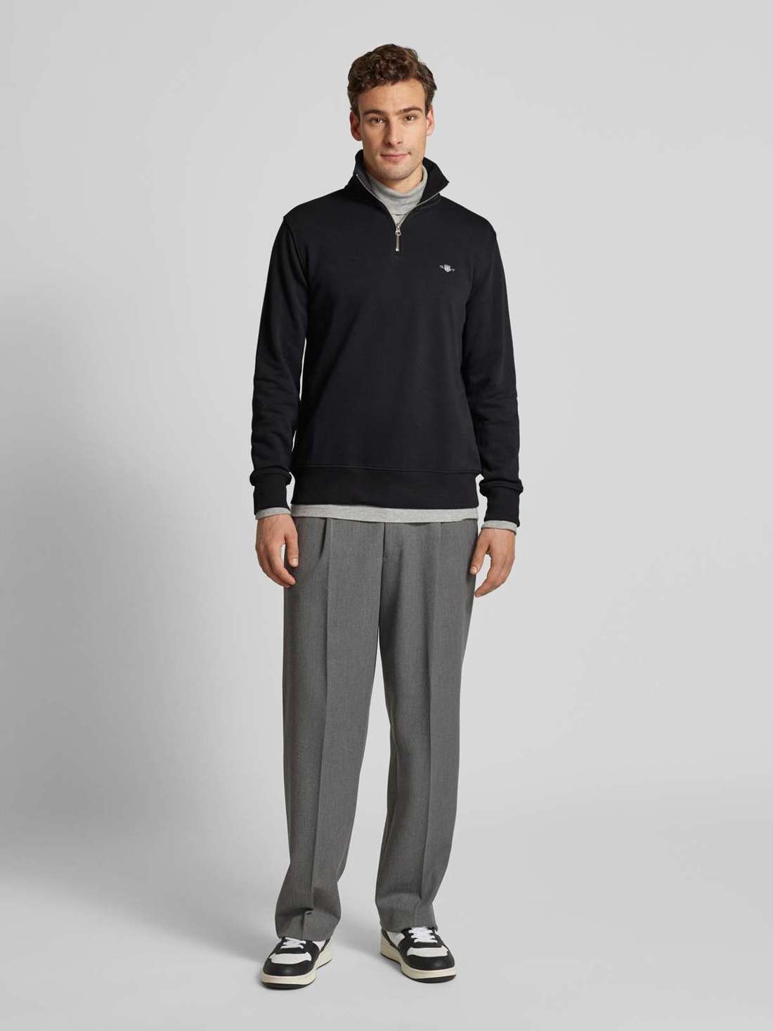 Толстовка с вышивкой этикеток