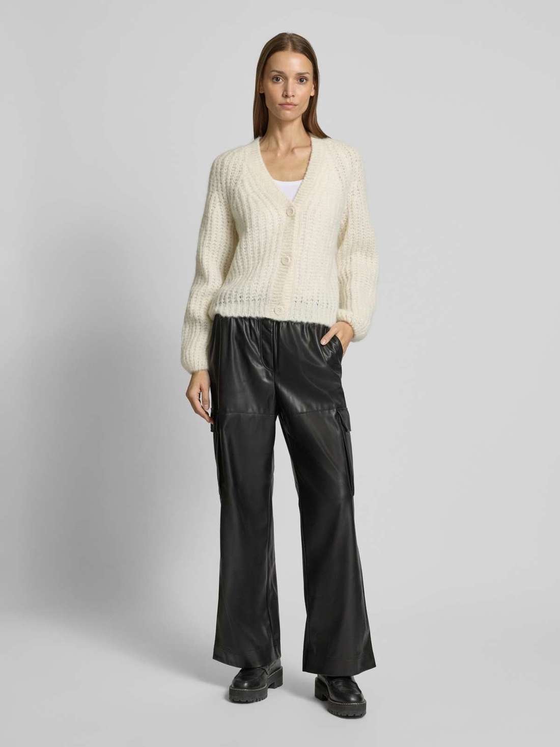 Брюки из кожи с накладными карманами и эластичным поясом