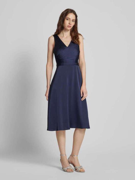 Коктейльное платье длиной до колена со складками