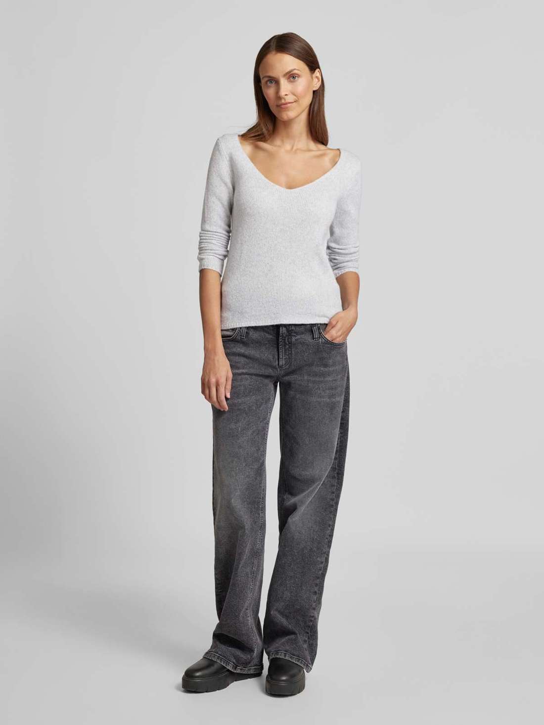 Шерстяной свитер с закругленным V-образным вырезом Shakylina