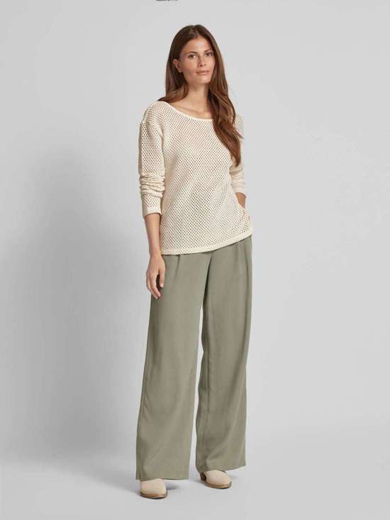 Длинный рукав с узором отверстий