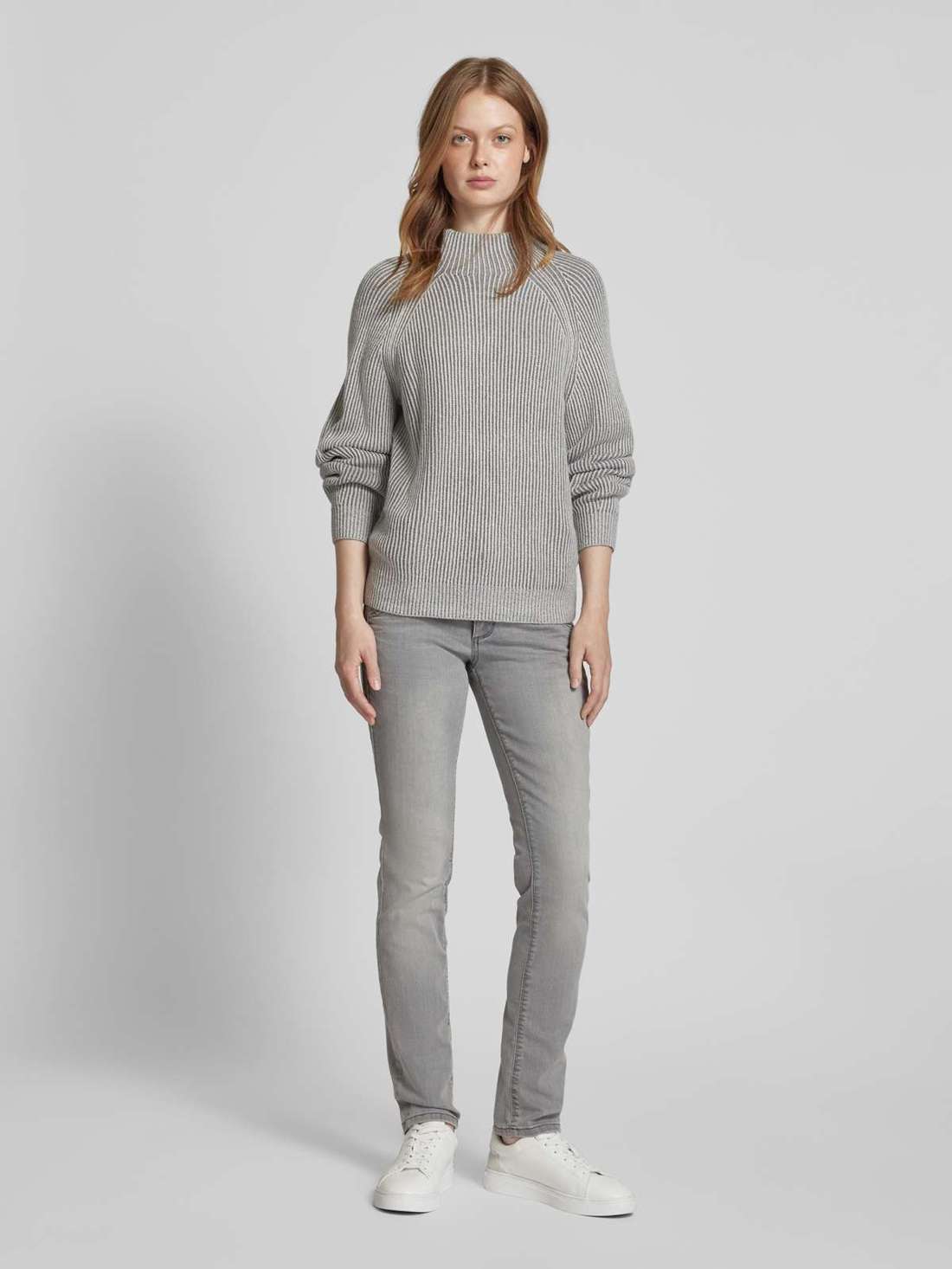 Трикотажный свитер свободного кроя с полосатым ребристым узором