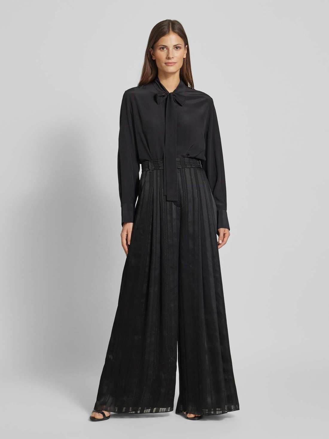 Тканевые брюки широкого кроя со складками