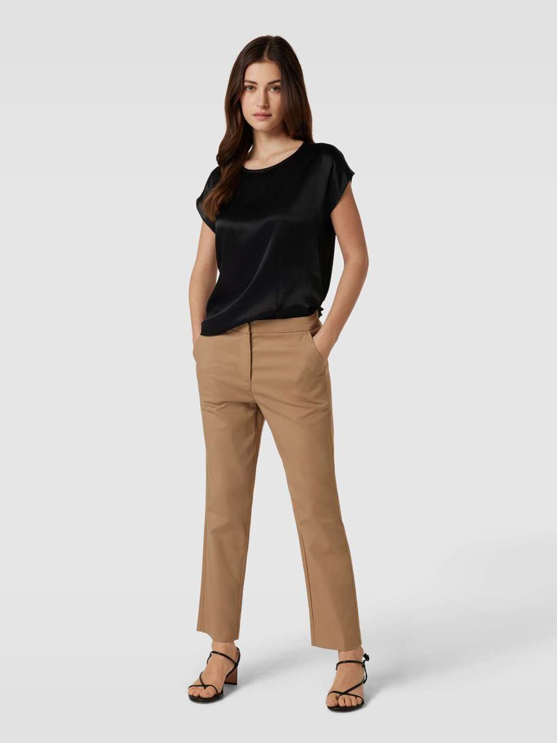 Футболка с вырезом «лодочка»