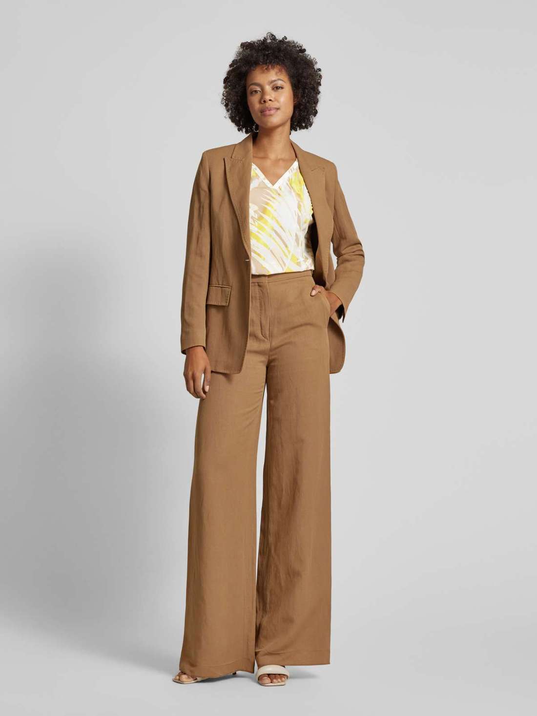 блузка с V-образным вырезом