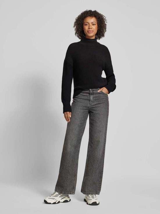 Вязаный свитер с воротником стойкой