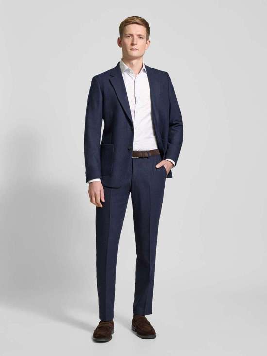 Деловая рубашка классического кроя с воротником-акулой