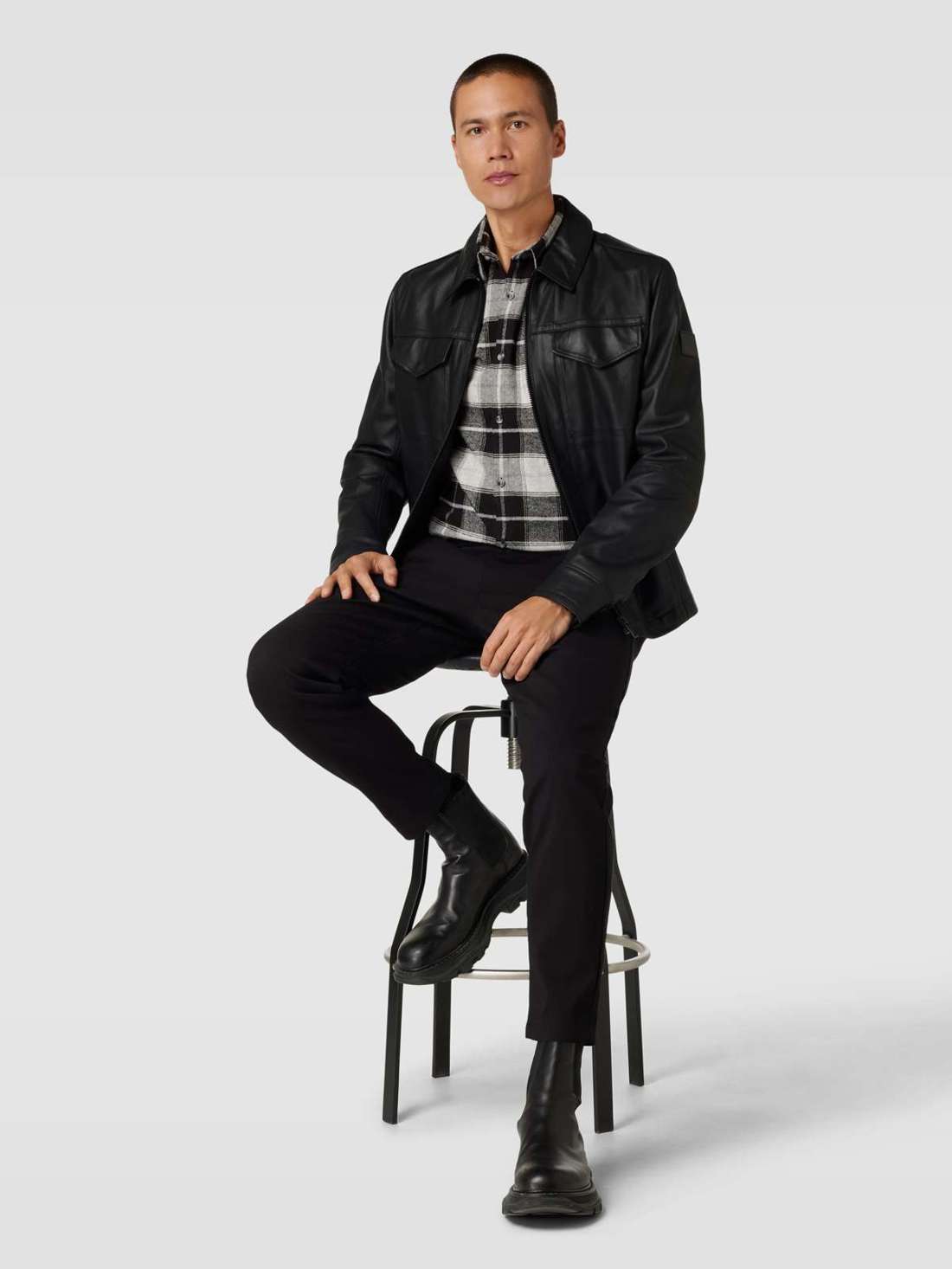 Повседневная рубашка облегающего кроя с клетчатым узором