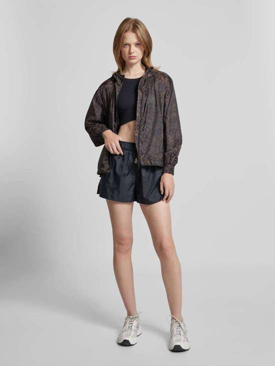 Шорты стандартного кроя с разрезами по бокам