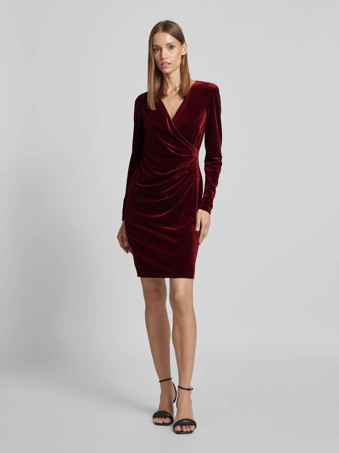 Коктейльное платье длиной до колена с запахом