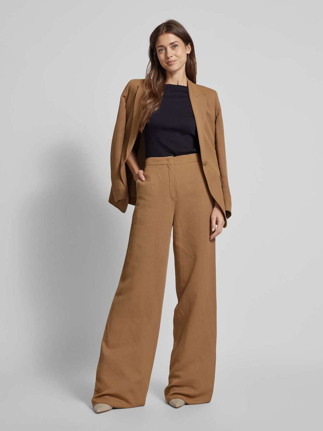 Футболка с вырезом «лодочка»