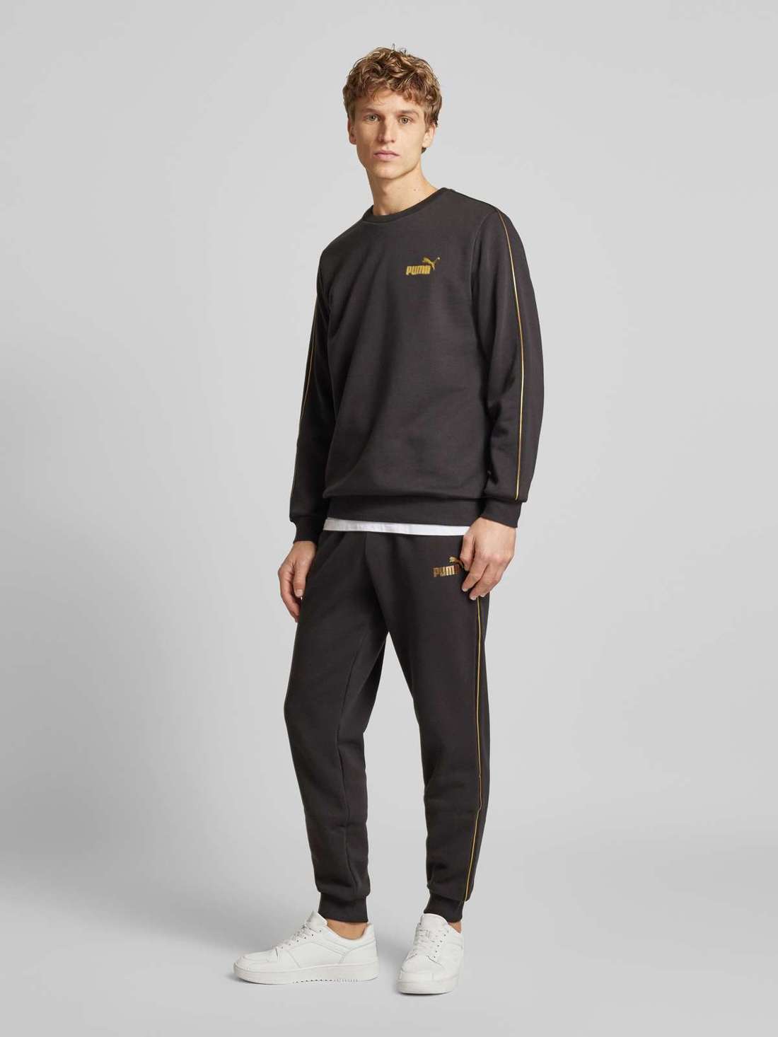 Спортивные брюки свободного кроя с принтом этикеток