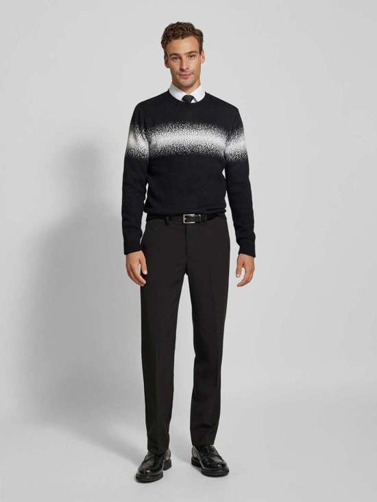 Вязаный свитер с круглым вырезом