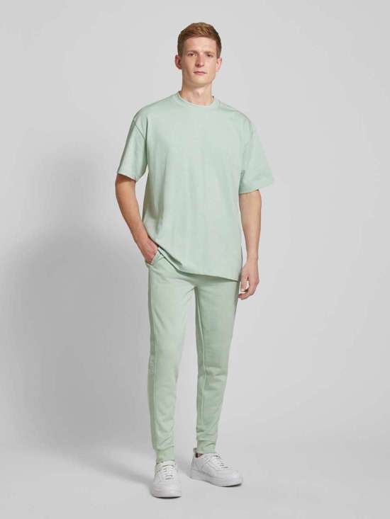 Спортивные брюки стандартного кроя с прошитыми этикетками