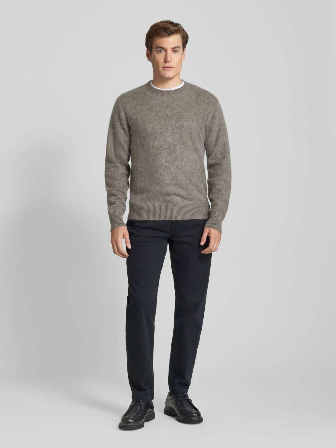 Узкие брюки-чиносы со складками